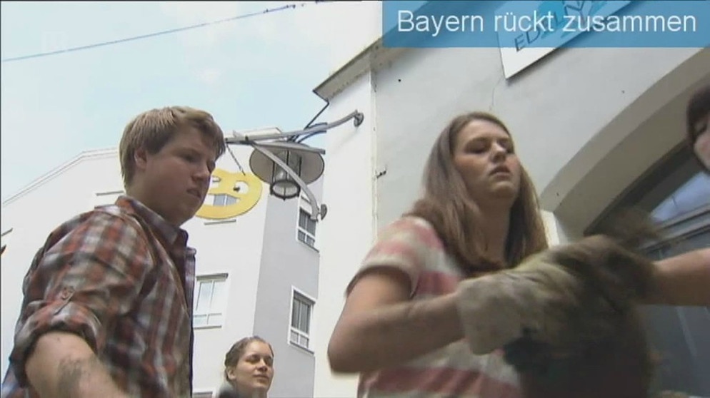 Junge Menschen reichen Sandsäcke weiter | Bild: Bayerischer Rundfunk