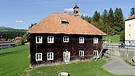 Das Paul-Friedl-Haus mit seinem Glockenturm vor dem Abriss in Pronfelden im Bayerischen Wald | Bild: Bayerischer Rundfunk 2023