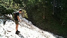Unter dem Schneefeld ist der Klettersteig nicht mehr zu sehen | Bild: Bayerischer Rundfunk
