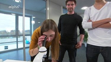 Schülerin am Mikroskop | Bild: Bayerischer Rundfunk