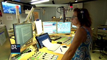 Radiomoderatorin im BR-Studio | Bild: Bayerischer Rundfunk