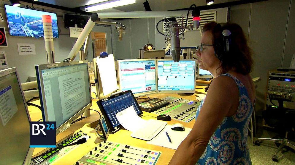 Radiomoderatorin im BR-Studio | Bild: Bayerischer Rundfunk
