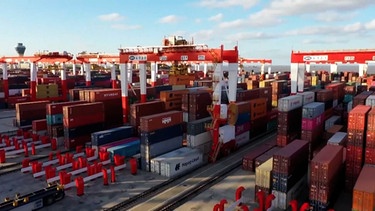 Container werden verladen | Bild: Bayerischer Rundfunk 2024