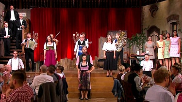Der Brettl-Spitzen-Chor in der Volkssängerrevue Brettl-Spitzen XII. | Bild: Bayerischer Rundfunk