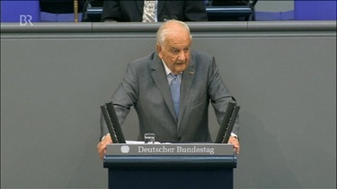 Alfred Grosser am Rednerpult des Deutschen Bundestags | Bild: Bayerischer Rundfunk