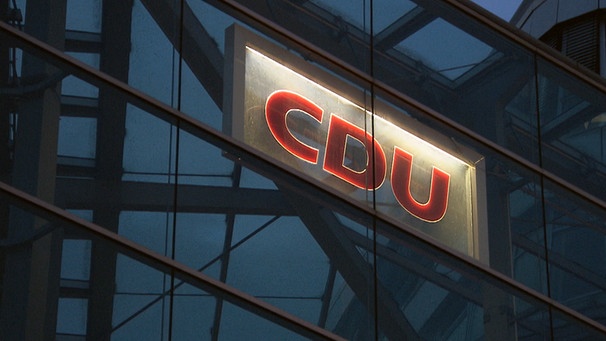 CDU-Signet leuchtet am Konrad-Adenauer-Haus | Bild: Bayerischer Rundfunk 2020