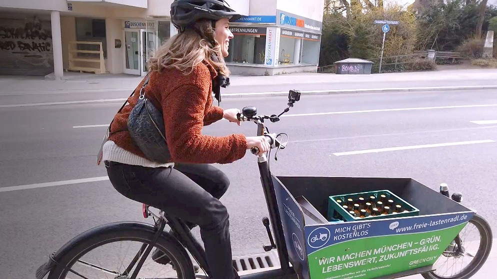 Ilka Knigge testet ein Lastenrad in München. Der Verein "Freie Lastenradl" setzt sich ein für ein klimafreundliche Mobilität in München.  | Bild: Bayerischer Rundfunk 2022