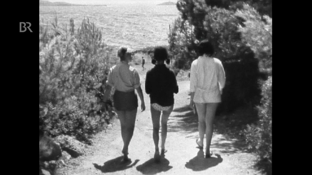 Junge Frauen auf dem Weg zum Strand | Bild: Bayerischer Rundfunk