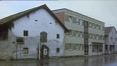 Aus dem Film "Unser Dorf soll häßlich werden" - Filmemacher Dieter Wieland sucht 1975 die effektivsten Möglichkeiten, wie man aus einem schönen Dorf ein hässliches macht. | Bild: Bayerischer Rundfunk