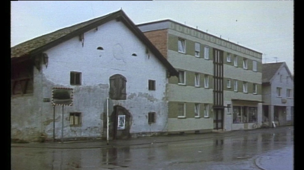 Aus dem Film "Unser Dorf soll häßlich werden" - Filmemacher Dieter Wieland sucht 1975 die effektivsten Möglichkeiten, wie man aus einem schönen Dorf ein hässliches macht. | Bild: Bayerischer Rundfunk