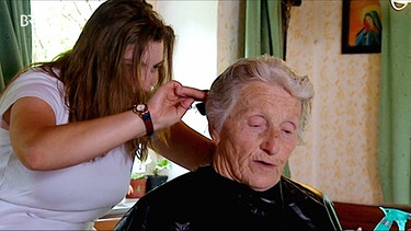 Die Loibl Emma bekommt die Haare geschnitten. | Bild: Bayerischer Rundfunk 2022