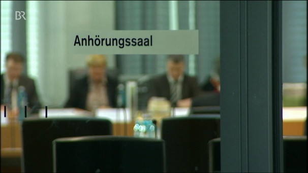 Blick durch Glasscheibe, darauf der Schriftzug "Anhörungssaal" | Bild: Bayerischer Rundfunk