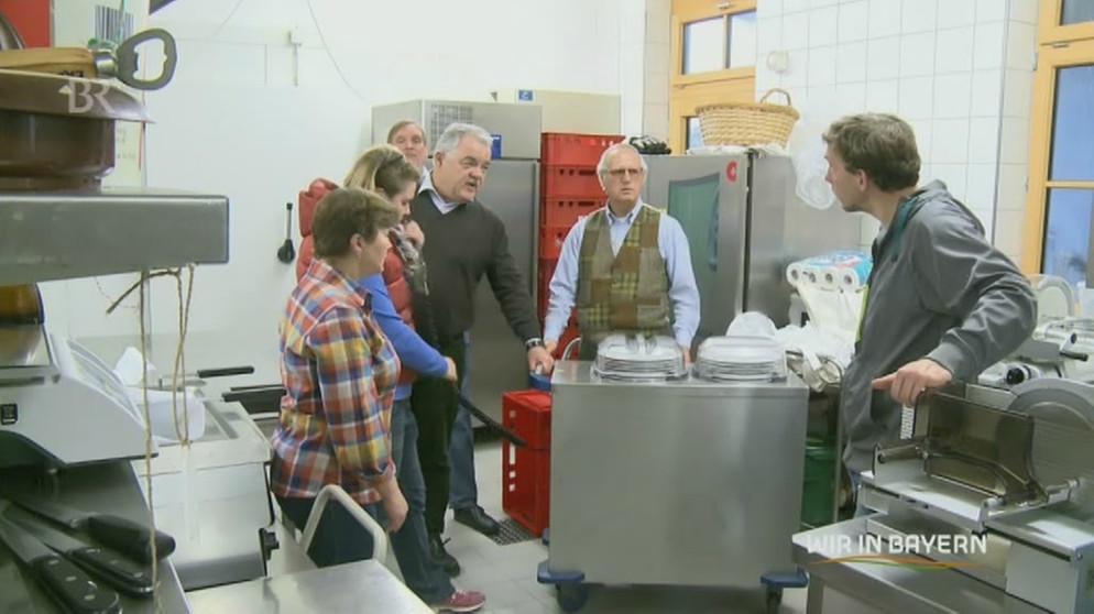 Der neue Wirt Florian Spiegelberger (re.) inspiziert die Küche in Altenau | Bild: Bayerischer Rundfunk