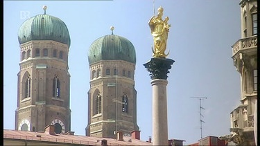 Türme der Frauenkirche in München mit Mariensäule im Vordergrund | Bild: Bayerischer Rundfunk