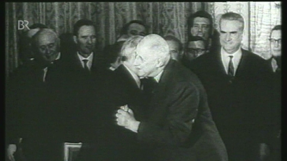 Bruderkuss von de Gaulle und Adenauer | Bild: Bayerischer Rundfunk