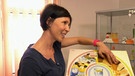 Ernährungsberaterin mit Schema zu Kohlenhydraten | Bild: Bayerischer Rundfunk