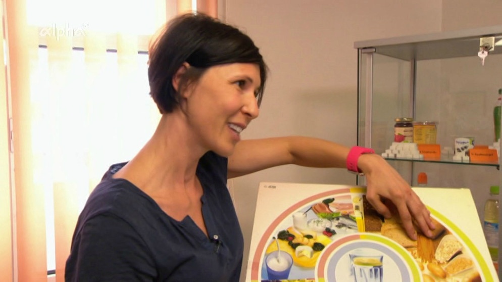 Ernährungsberaterin mit Schema zu Kohlenhydraten | Bild: Bayerischer Rundfunk