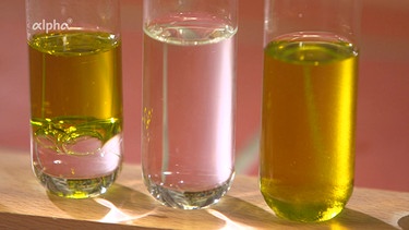 Versuche zur Löslichkeit mit Speiseöl, Wasser und Ethanol | Bild: Bayerischer Rundfunk