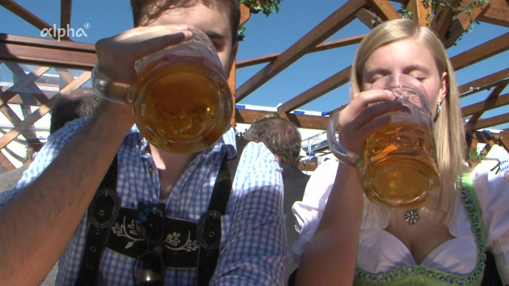 Moderatoren trinken Bier | Bild: Bayerischer Rundfunk