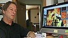 Fotograf Thomas Gaulke vor einem Computermonitor mit einem seiner Fotos | Bild: Bayerischer Rundfunk