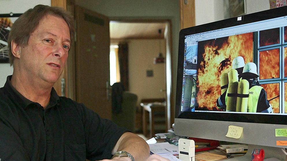 Fotograf Thomas Gaulke vor einem Computermonitor mit einem seiner Fotos | Bild: Bayerischer Rundfunk