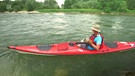 Mann sitzt in rotem Kanu auf einem Fluss | Bild: BR Fernsehen
