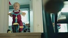 Kind mit Dreirad im Treppenhaus | Bild: Bayerischer Rundfunk