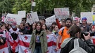 Massenproteste gegen "russisches Gesetz" in Georgien | Bild: Bayerischer Rundfunk 2024