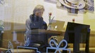 Eine Frau sitzt in einem Cafè an einem Laptop und schreibt | Bild: Bayerischer Rundfunk