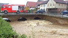 Hochwasser unter einer Brücke in Oberfranken | Bild: Bayerischer Rundfunk