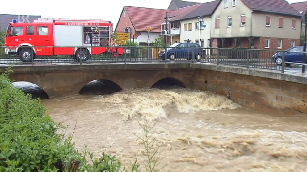 Hochwasser unter einer Brücke in Oberfranken | Bild: Bayerischer Rundfunk