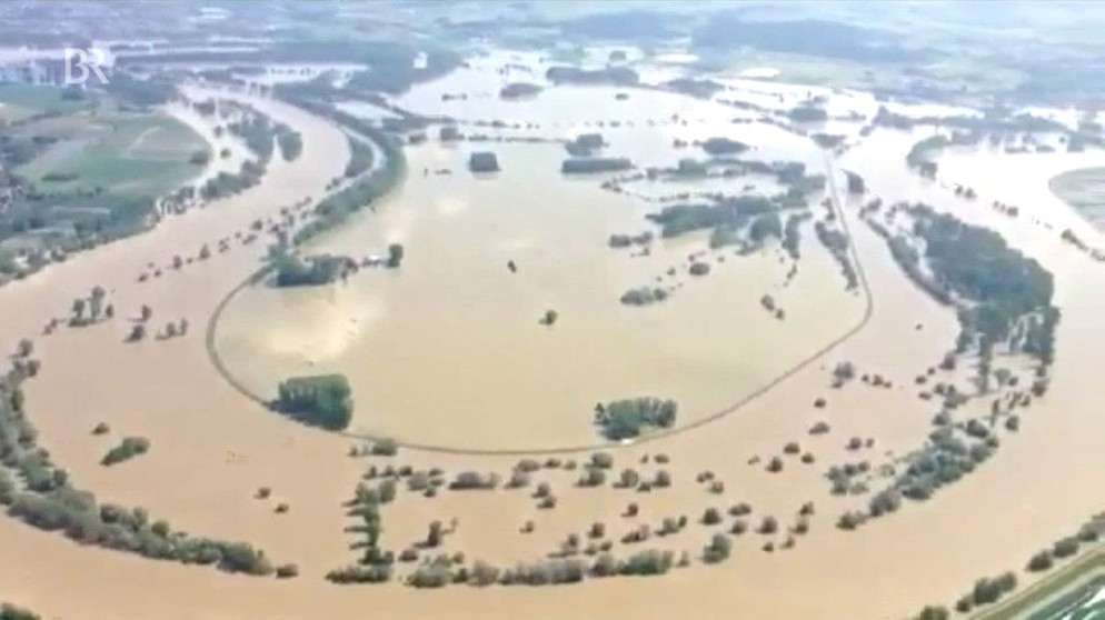 Donauschleife aus der Luft gesehen mit riesigen überfluteten Flächen | Bild: Bayerischer Rundfunk