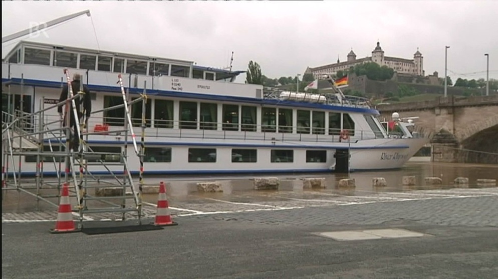 Passagierschiff in Würzburg auf Main unterhalb der Festung Marienberg | Bild: Bayerischer Rundfunk