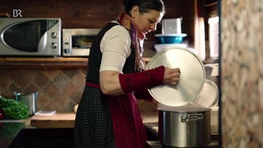 Die Hüttenwirtin Silvia Beyer in ihrer Küche. | Bild: BR Fernsehen