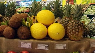 Obststand in einem Supermarkt | Bild: BR