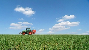 Traktor bei der Feldarbeit | Bild: BR