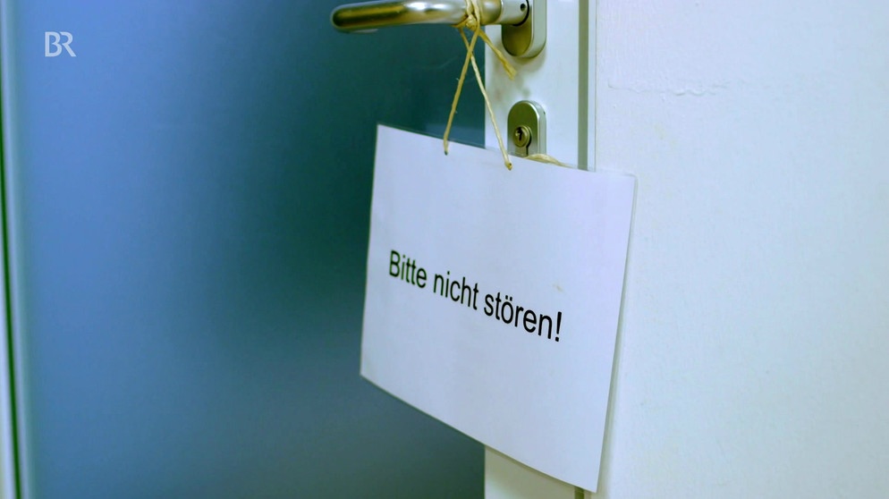 Schilder mit der Aufschrift "Bitte nicht stören!" an einer Türklinke | Bild: Bayerischer Rundfunk