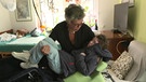 Sonjas Mutter pflegt ihre Tochter rund um die Uhr daheim | Bild: Bayerischer Rundfunk