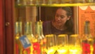 Moderatorin in einer Bar | Bild: Bayerischer Rundfunk