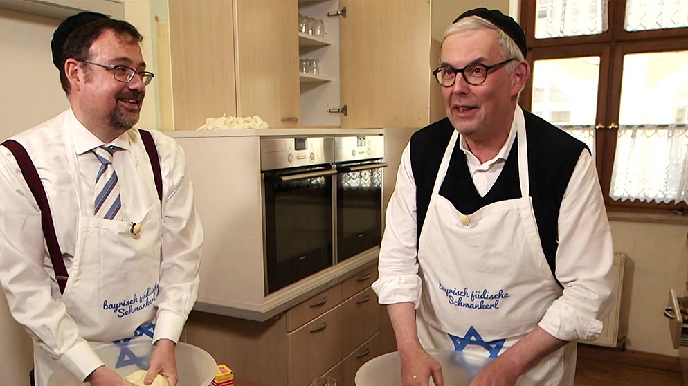 Zwei Rabbiner beim Teigkneten | Bild: Bayerischer Rundfunk