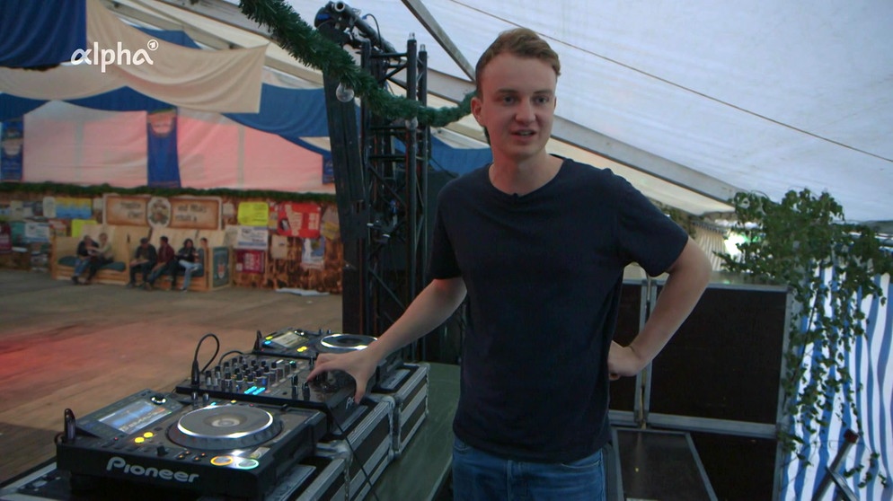 Quirin arbeitet im Nebenjob als DJ | Bild: Bayerischer Rundfunk