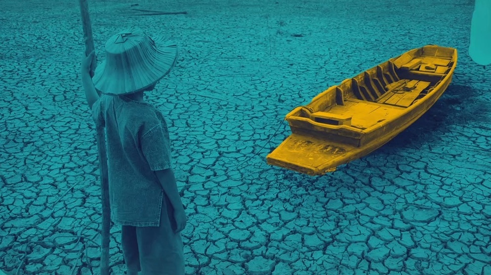 Symbolbild Klimawandel: Eine Person schaut auf einen ausgetrockneten See; das Boot liegt auf Grund. | Bild: BR