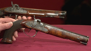 Was auch manchen Sammler von historischen Waffen überraschen mag: ein Waffenpaar wie diese Ansbacher Pistolen aus der Mitte des 19. Jahrhunderts diente nicht immer dem Duellieren. Sondern wozu? Geschätzter Wert: 2.500 Euro   | Bild: Bayerischer Rundfunk