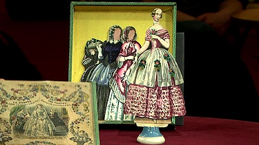 Anziehpuppe. Diese "Pariser Modepuppe", eine Ankleidepuppe mit acht Kleidern, wurde um 1855/1860 in Nürnberg, dem Zentrum für Papierspielwaren gefertigt. Diente sie denn wirklich Kindern zum Spielen? Geschätzter Wert: 2.000 bis 3.000 Euro | Bild: Bayerischer Rundfunk