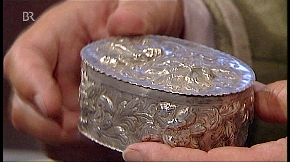 Ovale getriebene Silberdose, die mit sogenannten "Tünkelschen Blumen" verziert ist. Dieses äußerst beliebte Muster wurde von dem Künstler Johannes Tünkel in Nürnberg um 1670 entworfen. Geschätzter Wert: 4.000 Euro | Bild: Bayerischer Rundfunk