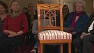 Biedermeierstuhl. Nach dem Baukastenprinzip wurde um 1810/20 dieser Stuhl zusammengesetzt: typisch für Biedermeiermöbel. Ein besonderer Kunstgriff verleiht ihm optische Leichtigkeit. Welcher? Geschätzter Wert: 300 bis 400 Euro (pro Stuhl) | Bild: Bayerischer Rundfunk