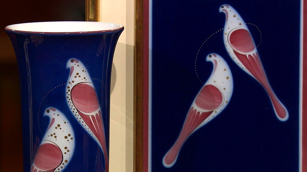 Bild und Vase. Rarität! Diese Porzellanplatte nach einem Entwurf von Sigrid von Unruh aus den Fünfzigerjahren bildet mit der Vase eine Paarung, die die KPM in Kobaltblau in den Achtzigerjahren wieder aufgelegt hatte. Geschätzter Wert: 500 Euro  | Bild: Bayerischer Rundfunk