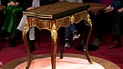 Das Spieltischchen erinnert mit seinen Metalleinlagen an die kostbaren Barock-Möbel des berühmten Pariser Möbeltischlers André-Charles Boulle. Stammt auch dieser zierliche Spieltisch vom großen Meister? Geschätzter Wert: 1.200 bis 1.800 Euro | Bild: Bayerischer Rundfunk