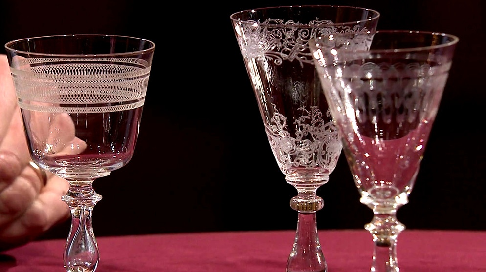 Drei Gläser. Mit der Pantografie, einer mechanischen Ätztechnik, die ab Ende des 19. Jahrhunderts gebräuchlich wurde, lassen sich, wie bei diesen drei Gläsern, hauchfeine Gravuren in Serie herstellen. Geschätzter Wert: 5 Euro pro Stück | Bild: Bayerischer Rundfunk