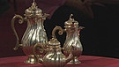 Drei Kannen. Dies barocke Silber-Set aus Tee-, Kaffee- und Milchkanne wurde zwischen 1746 und 1760 in Augsburg von zwei Meistern ihres Fachs gefertigt: Johann Georg Klosse und Johann Christoph Eckhardt. Geschätzter Wert: 5.000 bis 7.000 Euro  | Bild: Bayerischer Rundfunk